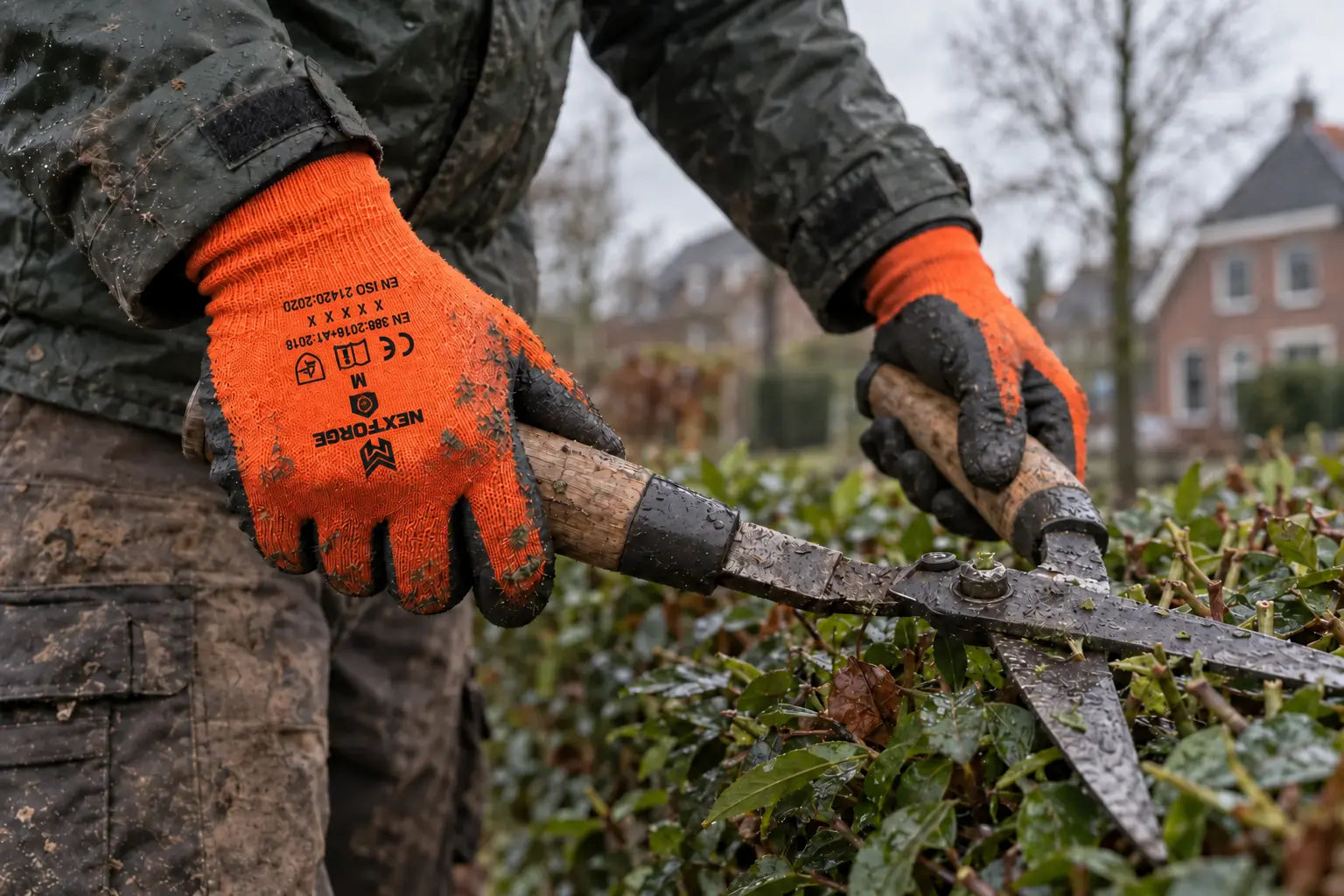 NEXTFORGE handschoenen bij buitenwerk